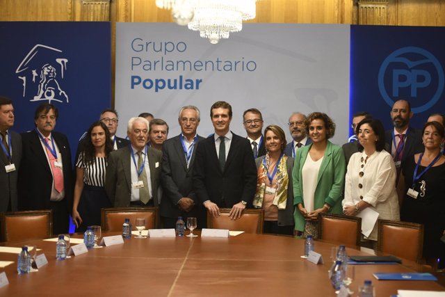 El presidente del PP, Pablo Casado, se reúne con representantes de la enseñanza 