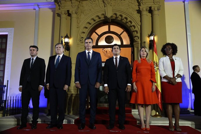Iván Redondo, primero por la izquierda, acompaña al presidente del Gobierno 