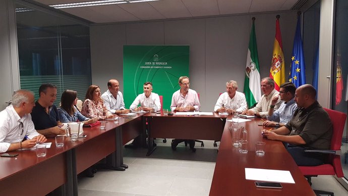 Reunión entre el consejero de Fomento y ayuntamientos de Sierra de Cazorla