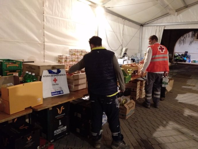 Voluntarios en el puesto de ayuda de Cruz Roja Baleares en Sant Llorenç