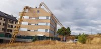 Un grúa pluma se desploma sobre un edificio en Golmayo (Soria) sin causar heridos