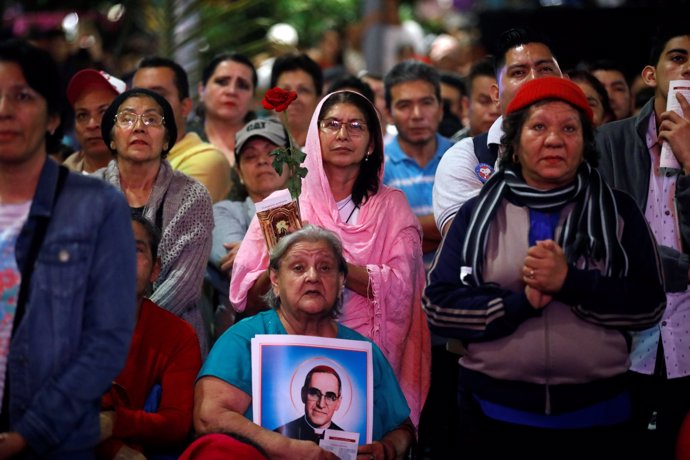 People watch the ceremony of canonization of the late Archbishop of San Salvador