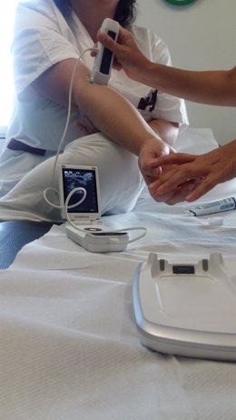 Un médico realiza una ecografía a una paciente