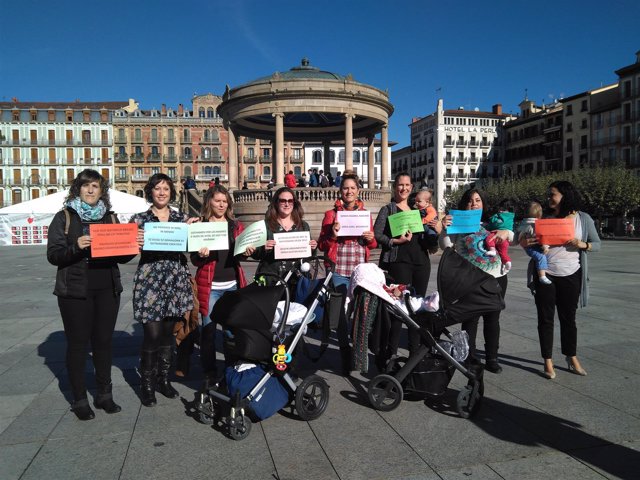Grupo de madres navarras que reclaman la devolución del IRPF por maternidad