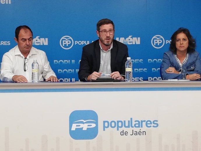 Miguel Contreras (c), junto a otros miembros del PP de Jaén.
