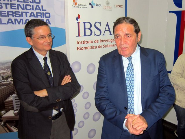 El consejero Sáez Aguado (derecha) junto al director del IBSAL, Rogelio González