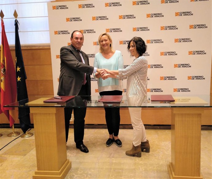 Firma del convenio entre el Gobierno de Aragón, AGUJAMA y OMEZYMA.