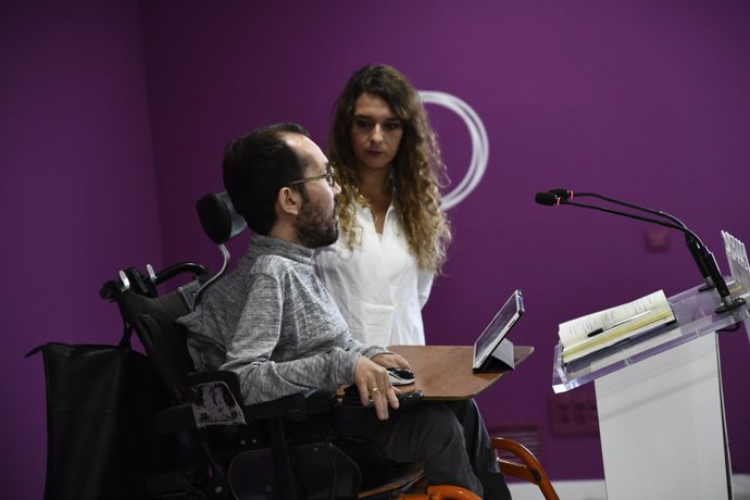 Pablo Echenique y Noelia Vera de Podemos ofrecen una rueda de prensa