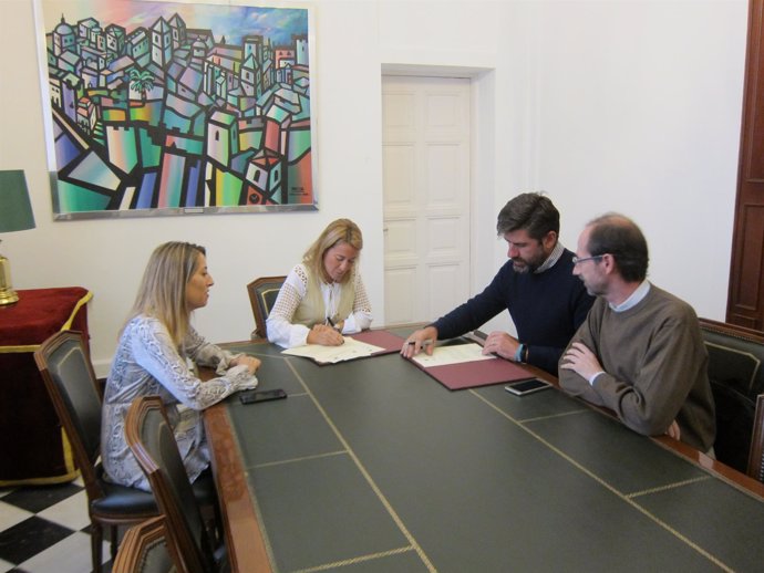 Firma del convenio entre el Ayuntamiento de Cáceresy Okola                     