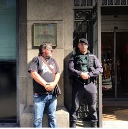 Jordi Pesarrodona protesta davant Governació