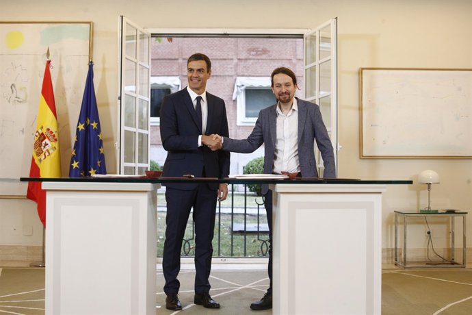 El presidente del Gobierno, Pedro Sánchez, firma con el secretario general de Po