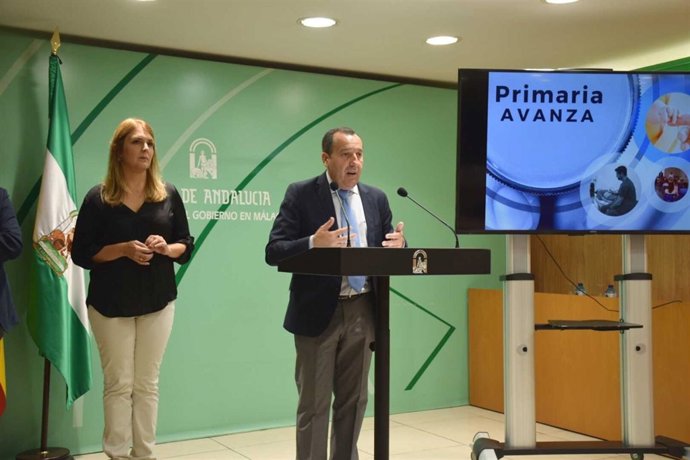 Ruiz Espejo en rueda de prensa con la delegada de Salud Ana Isabel González