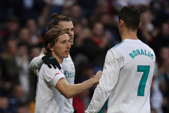 Modric y Cristiano Ronaldo se saludan