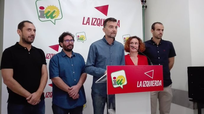 Maíllo (centro) con cargos de IU y candidatos de Adelante Andalucía