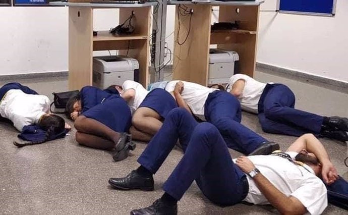 Tripulación tripulantes portugueses de Ryanair duermen en el suelo en málaga
