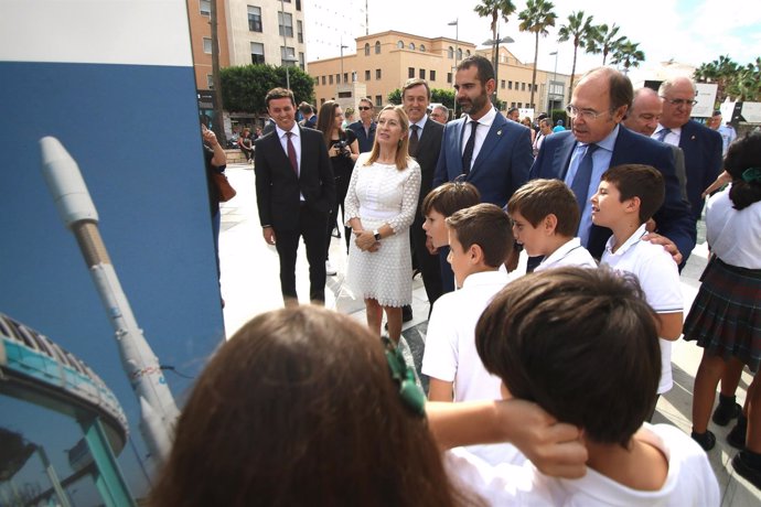 Ana Pastor y Pío García recorren la exposición con escolares de Almería