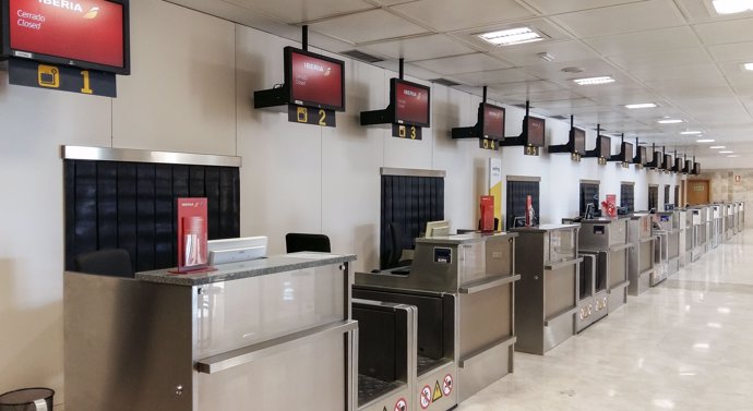 Zona de facturación en el terminal del aeropuerto de Granada 