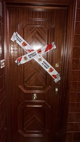 Portal de una de las viviendas clausuradas