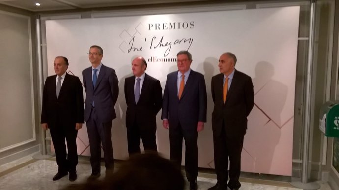 Luis de Guindos recibe el primer premio José Echegaray de elEconomista
