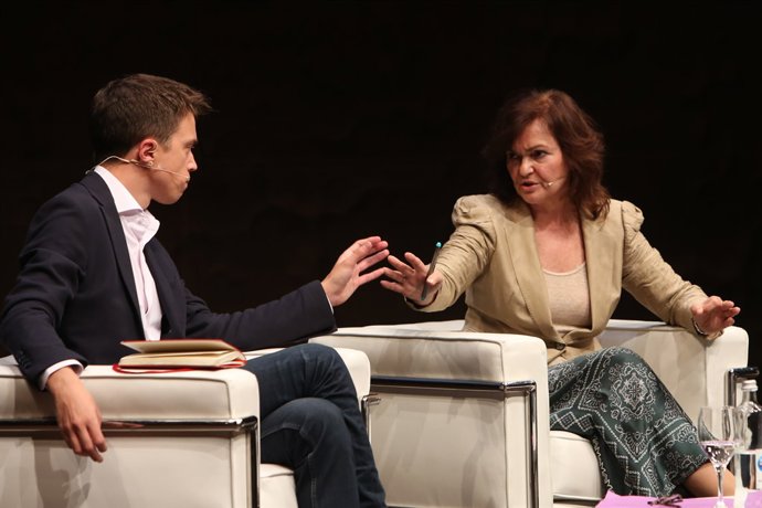 La vicepresidenta del Govern, Carmen Calvo, manté un col·loqui amb el secret