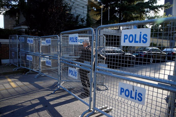 Vallas de la Policía junto al consulado de Arabia Saudí en Estambul