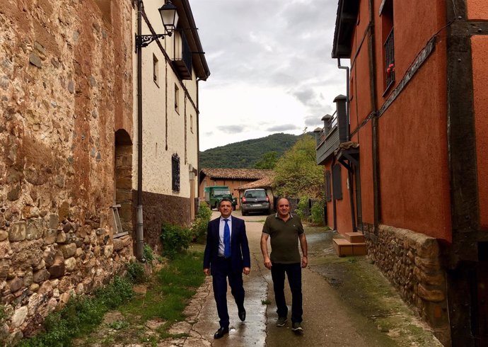 Cuevas y el alcalde de Ledesma visitan una calle a urbanizar