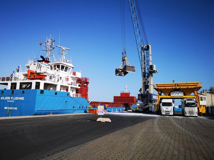 Carga de graneles en el Puerto de Almería