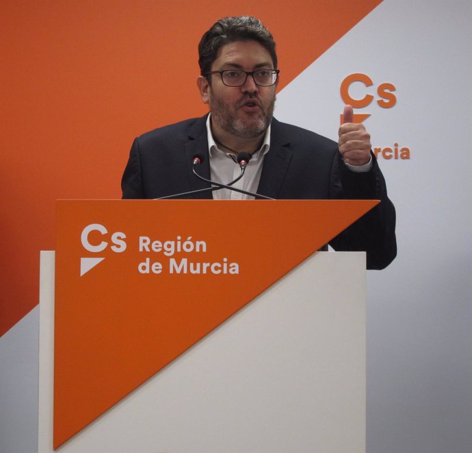 El portavoz de Ciudadanos, Miguel Sánchez en sede Cs