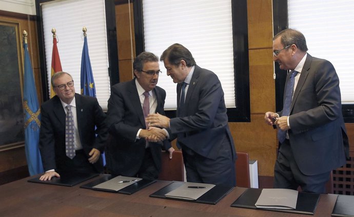 Firma del convenio entre el Sespa y la Fundación Amancio Ortega