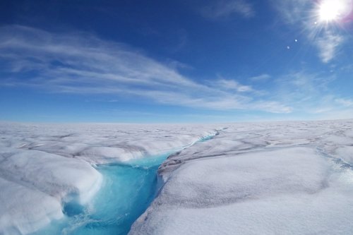 Corriente de agua líquida en un glaciar de Groenlandia