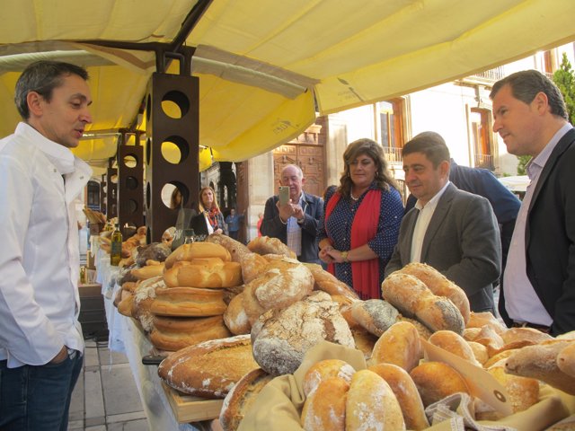 Reyes visita la muestra del pan