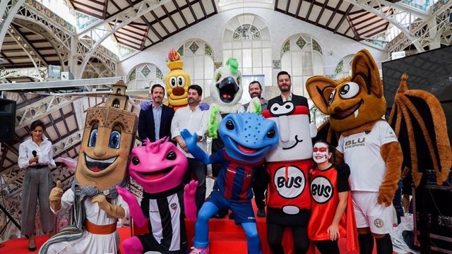 La nueva mascota del Mercado Central, 'Cotorra', junto a sus 'amigos'