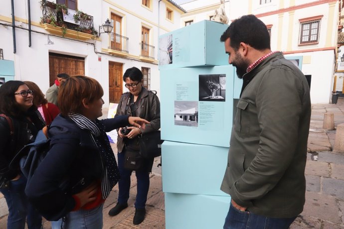 Alberto Mayoral visita 'Guardianas del hogar'