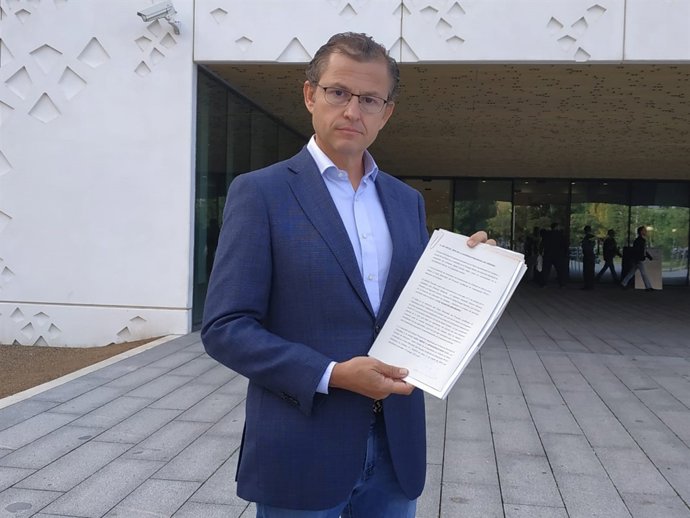 Dorado muestra la denuncia que ha presentado ante la Fiscalía