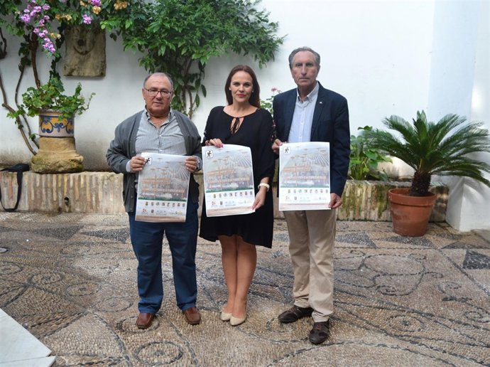Barbero posa con el cartel de 'Nos vemos en Morente'