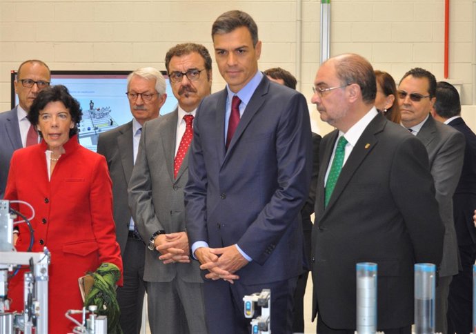 Pedro Sánchez junto con Celaá y Lambán en la visita al CIFPA. 