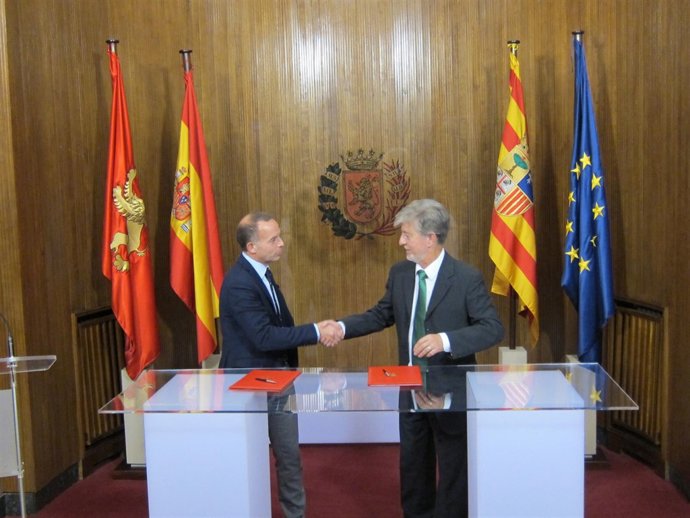 Cristian Lapetra y Pedro Santisteve tras la firma                         