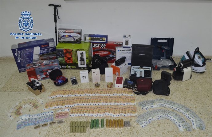 Algunos de los articulos adquiridos por el detenido