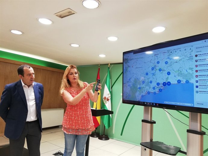 Ruiz Espejo con Ana Isabel González presentan app aplicación servicios sociales