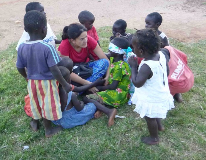 Carmen Aranda, misionera laica con un grupo de niños en Uganda