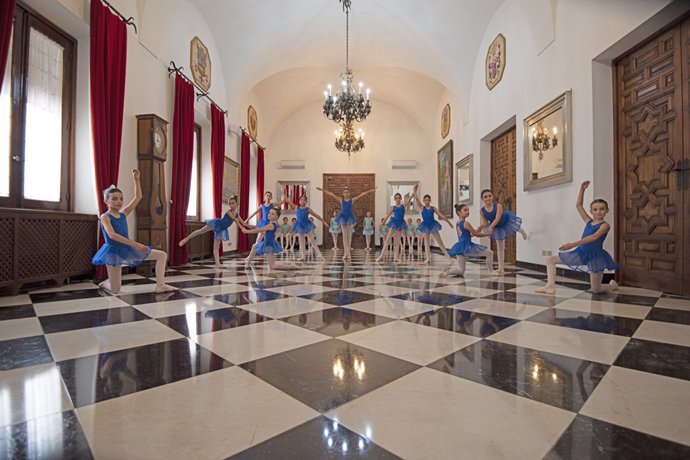 Alumnas del Conservatorio de Danza reciben a las visitas en la Diputación 
