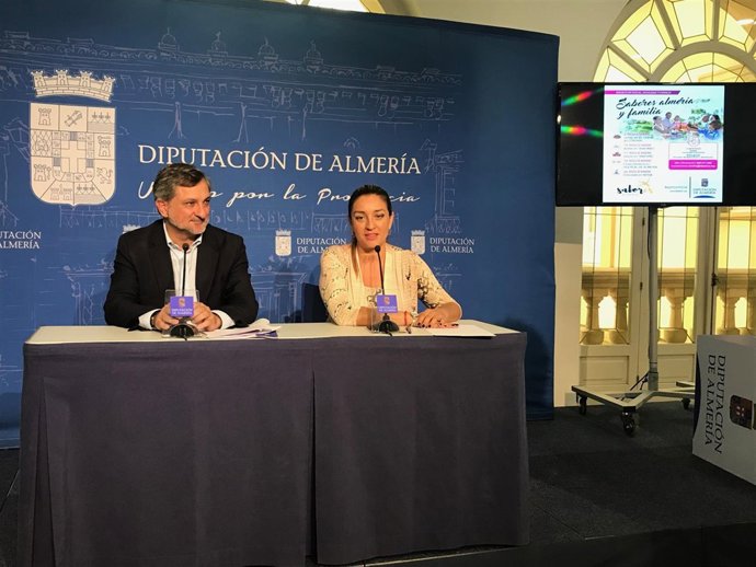 Los diputados Ángel Escobar y María López en la presentación de la campaña.