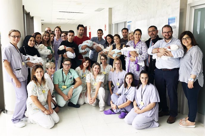 Algunos de los nuevos padres con el equipo médico