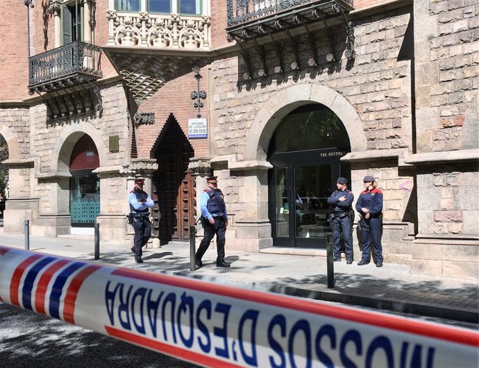 Mossos vigilen l'exterior del Diplocat mentre ho registra la Guàrdia Civil