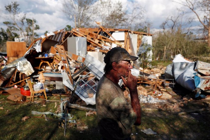 Bernard Sutton ante lo que queda de su casa tras el paso del huracán 'Michael'