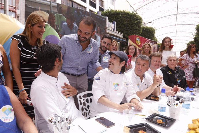 El alcalde de Almería en un concurso gastronómico