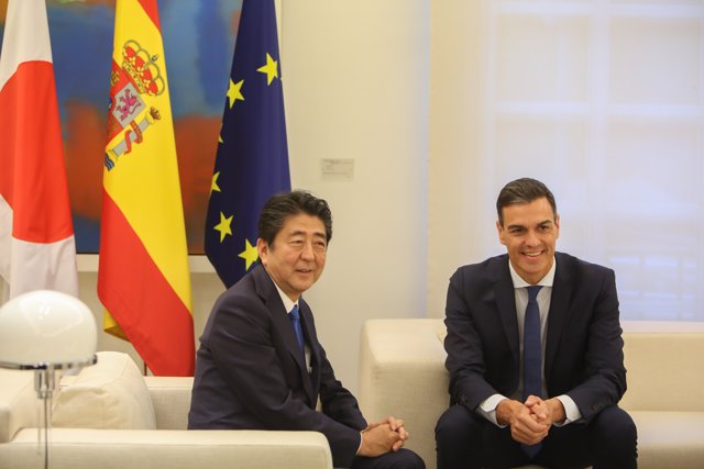 Pedro Sánchez recibe al primer ministro de Japón Shinzo Abe