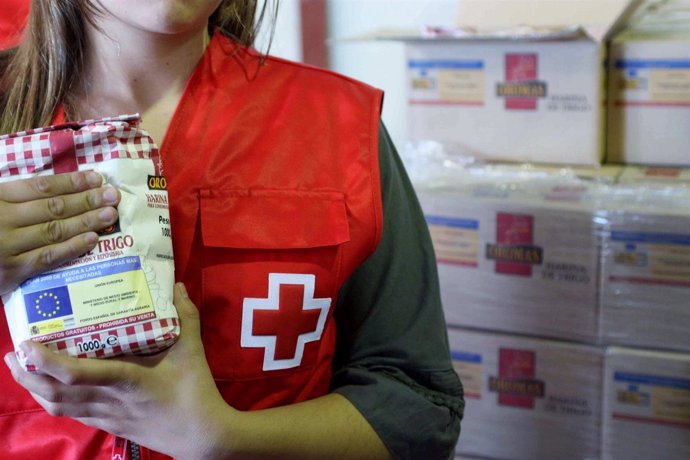 Cruz Roja reparte alimentos entre personas vulnerables.