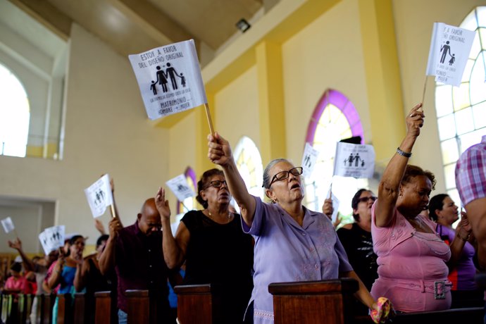 Fieles en una iglesia de Cuba se pronuncian contra el matrimonio homosexual
