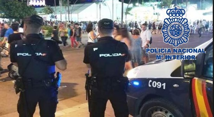 Agentes de la policía nacional en feria de fuengirola málaga policías